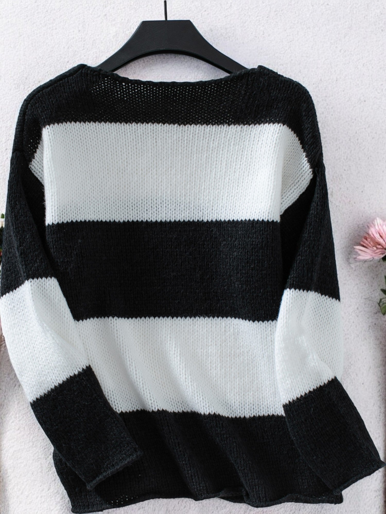 Stefka | Sweter damski z dekoltem w serek i paskami, styl off-shoulder