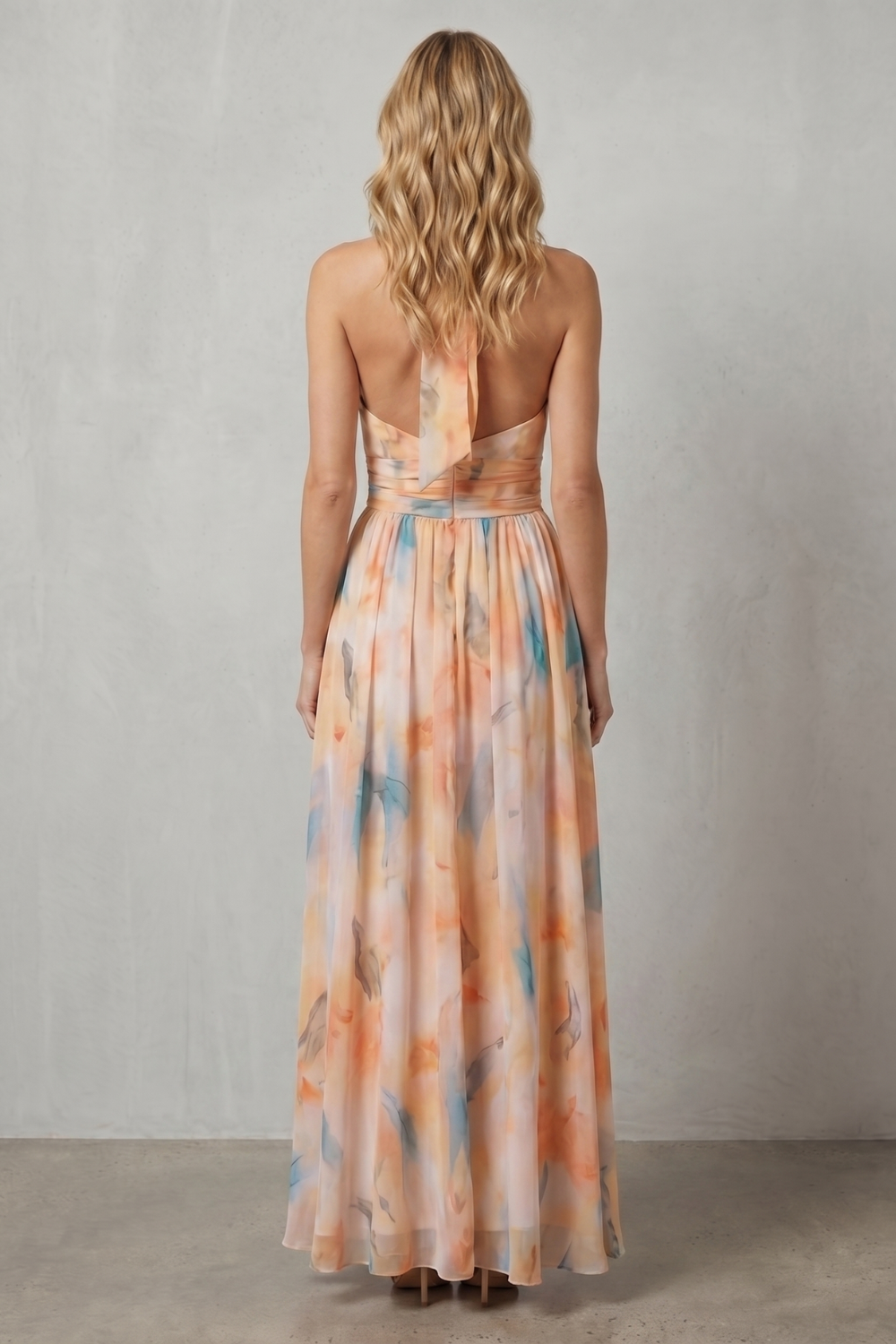 Vivienne – Sukienka maxi z halterem w stylu akwarelowym